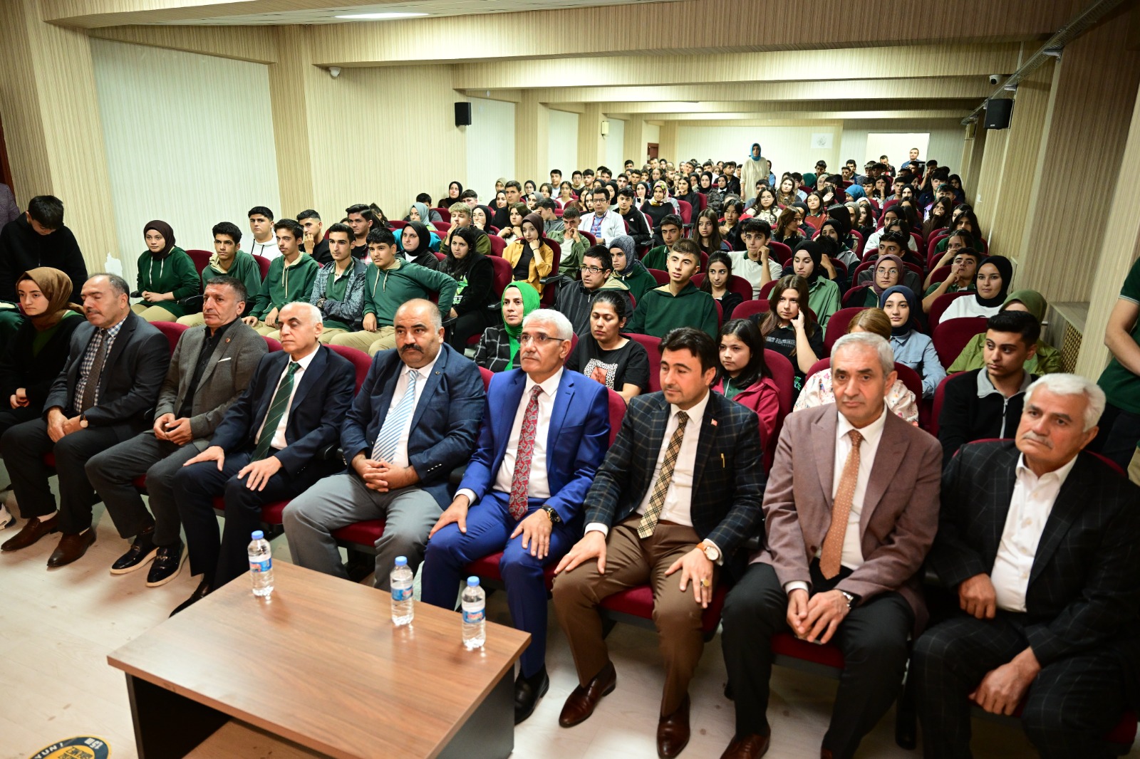 Başkan Güder’den Gençlere Eğitim Seti Desteği