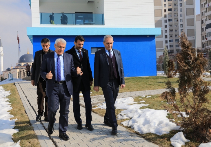 BAŞKAN GÜDERDEN ÖĞRENCİLERE KÜTÜPHANE SÜRPRİZİ