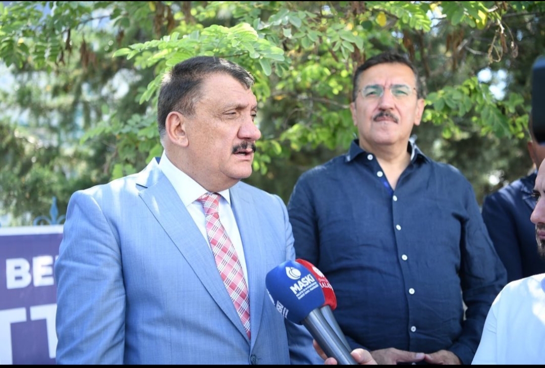 BAŞKAN GÜDER, GENÇLERLE BİRLİKTE KULAÇ ATTI