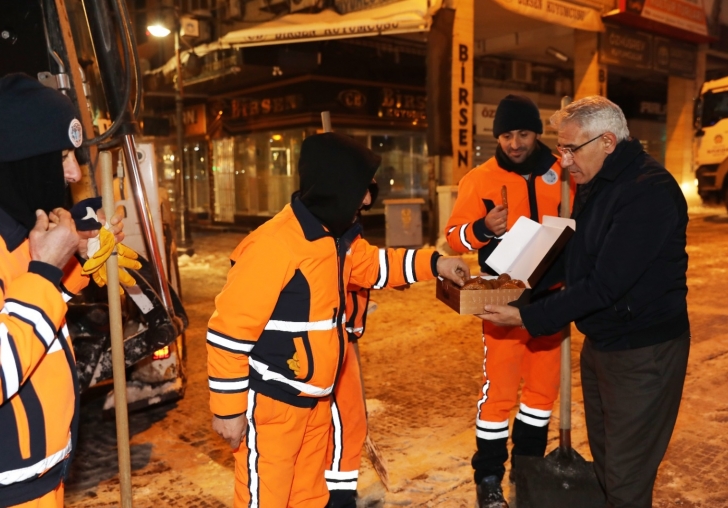 BAŞKAN GÜDER, KARLA MÜCADELE ÇALIŞMALARINI İNCELEDİ BAŞKAN GÜDER: KAPALI HİÇBİR MAHALLE YOLUMUZ YOK