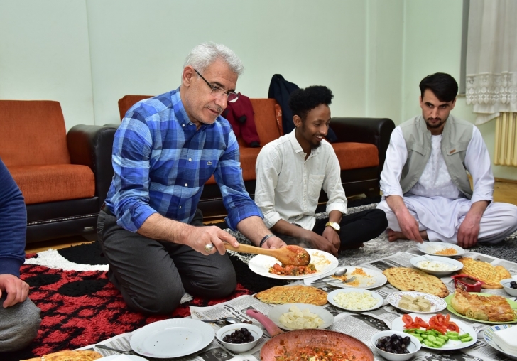 BAŞKAN GÜDER, ULUSLARARASI ÖĞRENCİLERLE SAHUR YAPTI