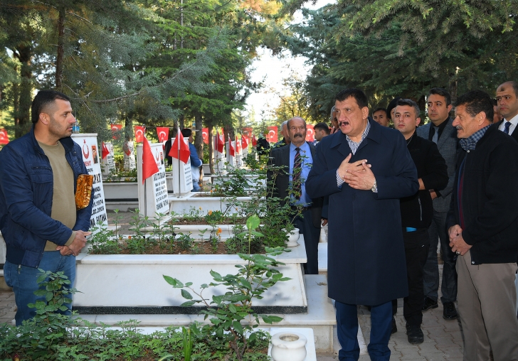 BAŞKAN GÜRKAN, BAYRAMIN İLK GÜNÜNDE ŞEHİTLİKİ ZİYARET ETTİ