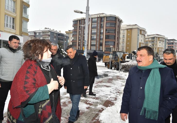 Başkan Gürkan kar temizleme çalışmalarını yerinde inceledi, VATANDAŞTAN ÇALIŞMALARA ÖVGÜ