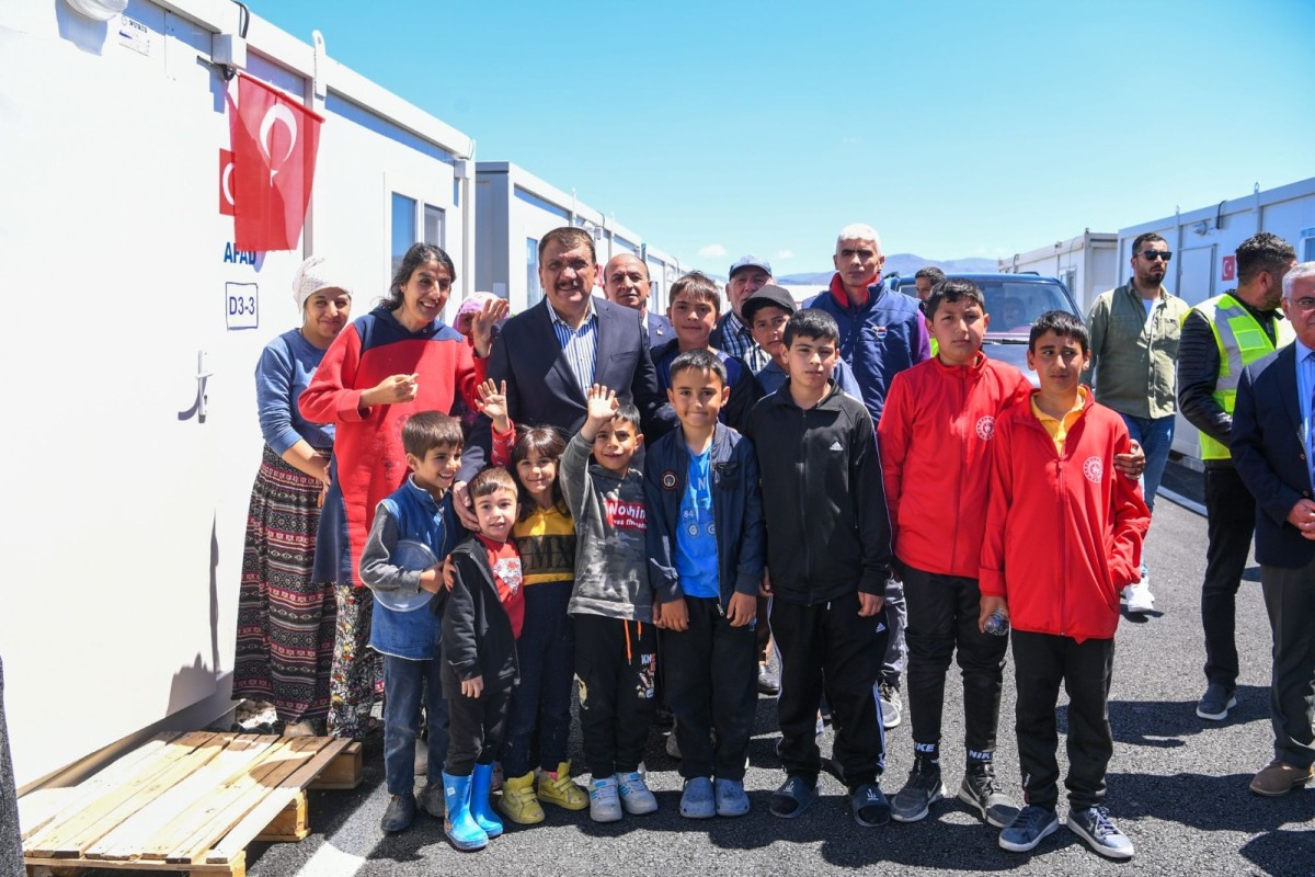Başkan Gürkan Konteyner Kenti Ziyaret Etti