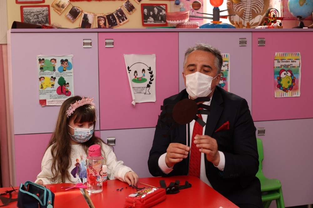 Başkan Savran´dan çocuklara boyama kitabı sürprizi
