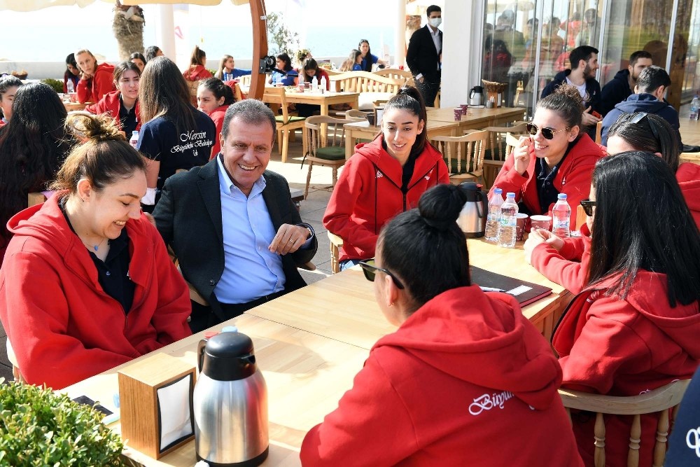 Başkan Seçer, Büyükşehir Belediyesi GSK sporcularıyla buluştu
