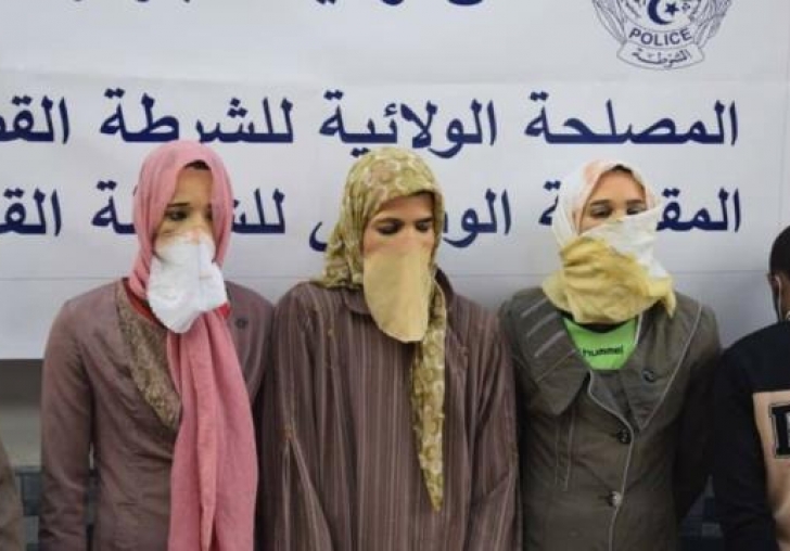 Başörtüsü takıp kadın kılığına giren uyuşturucu kaçakçıları yakayı ele verdi