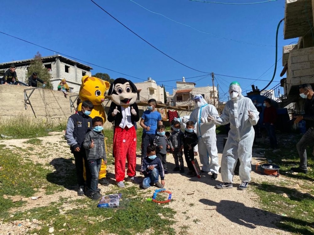 Batı Şeria´da sağlıkçılardan Covid-19 hastası çocuklara moral ziyareti
