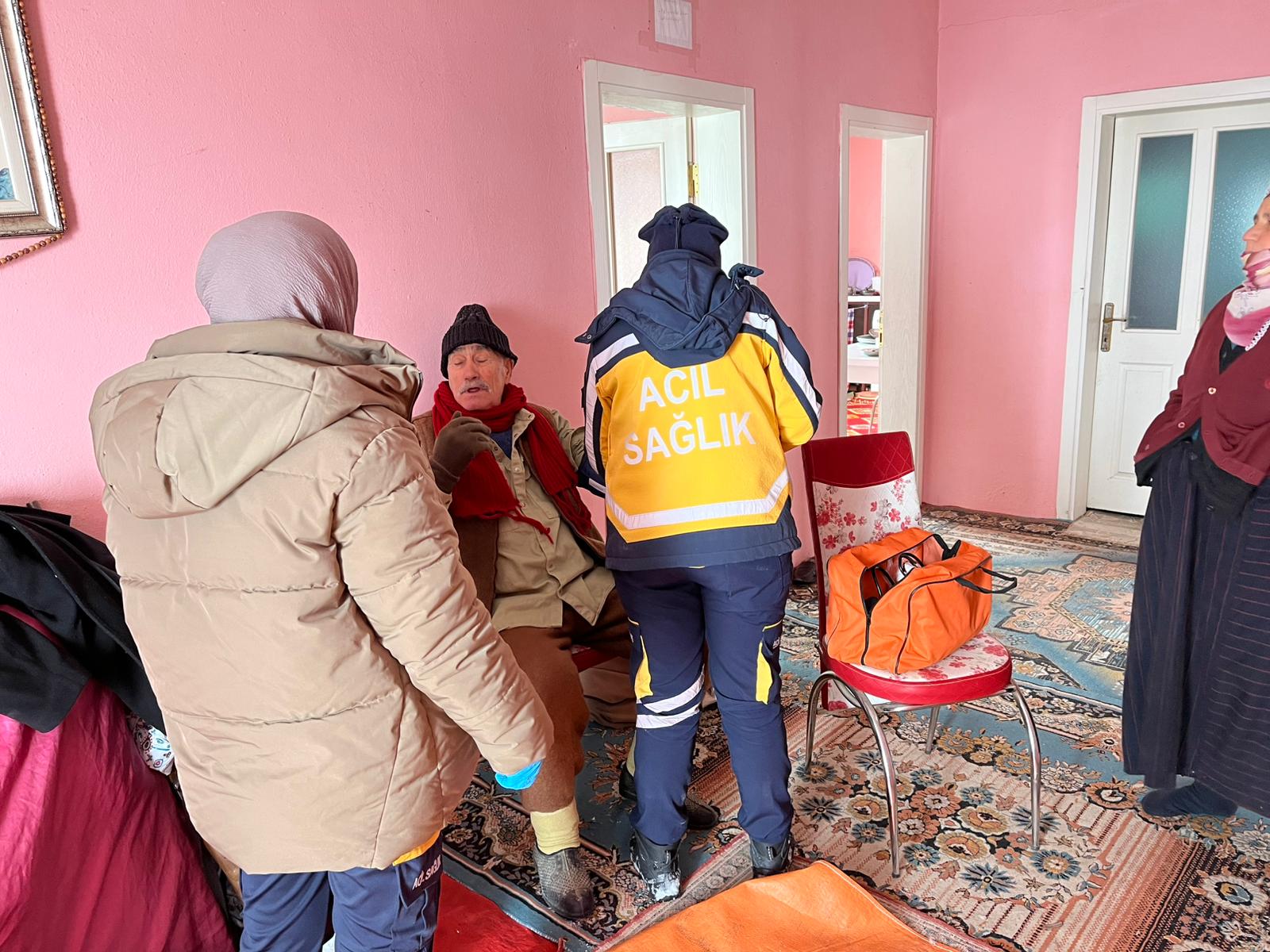 Battalgazi Belediyesi Ekipleri Sağlık Çalışanlarını İş Makinesiyle Hastaya Ulaştırdı