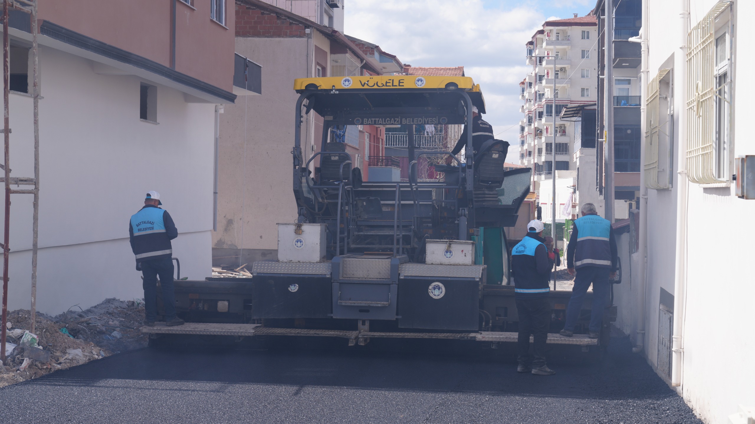 BATTALGAZİ’DE ASFALT SEFERBERLİĞİ: SELÇUKLU MAHALLESİ’NDE YOLLAR YENİLENİYOR