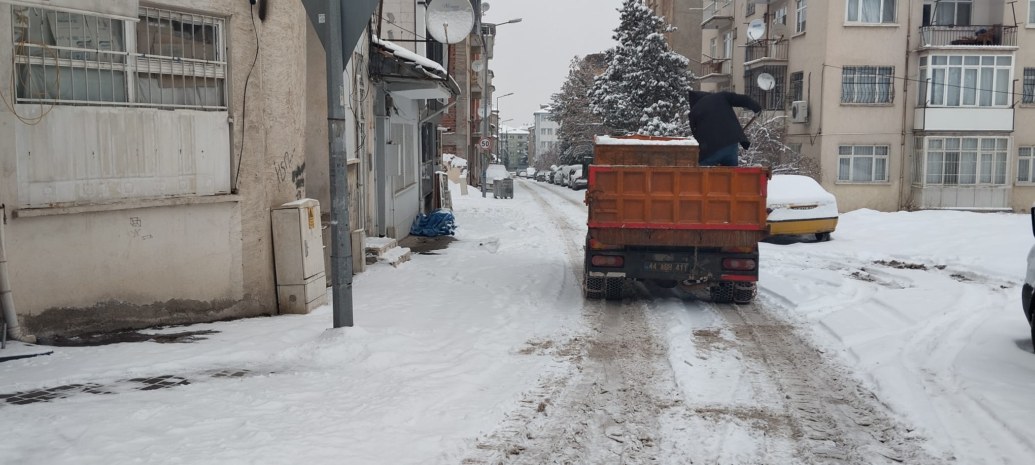 Battalgazi’de Kar Seferberliği; Yollar ve Kaldırımlar Kısa Sürede Temizlendi