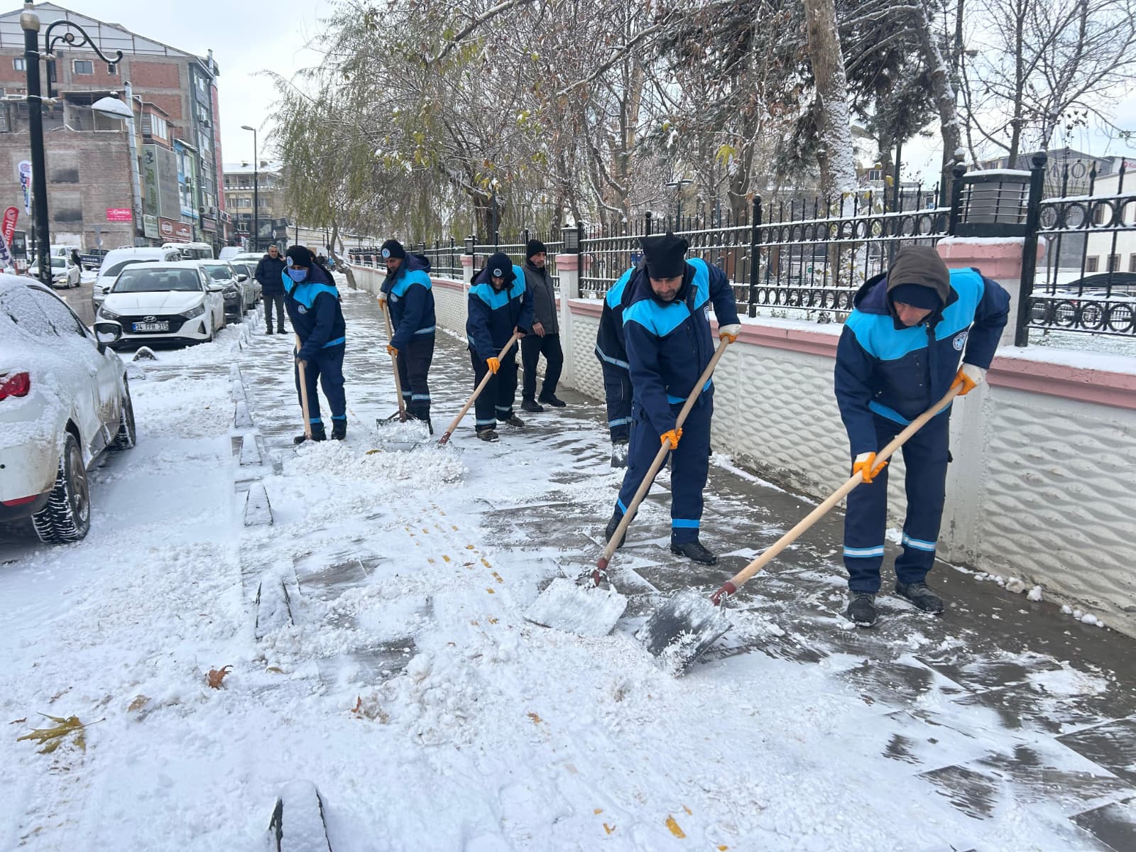 BATTALGAZİ’DE KARLA MÜCADELE ARALIKSIZ SÜRÜYOR