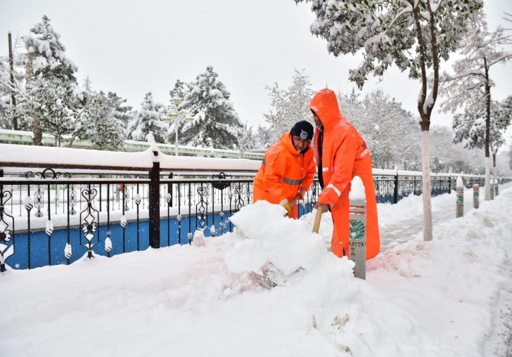 BATTALGAZİDE KARLA MÜCADELE ÇALIŞMALARI ARALIKSIZ SÜRÜYOR