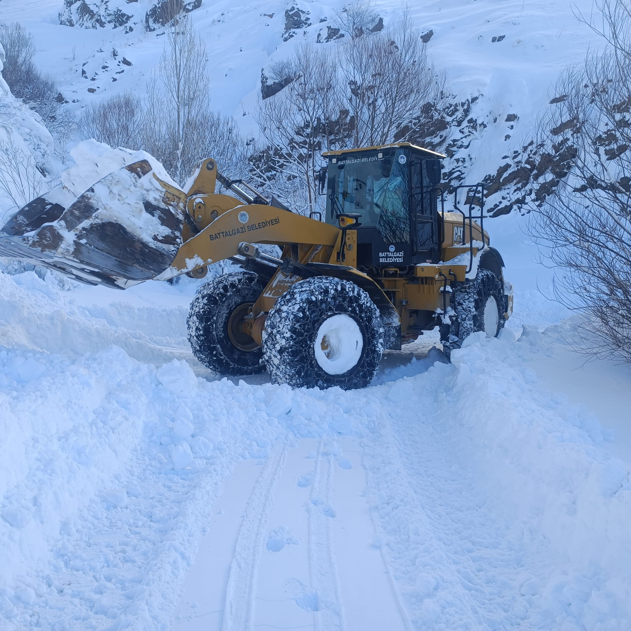 BATTALGAZİ’DE KARLA MÜCADELE ÇALIŞMALARI DEVAM EDİYOR