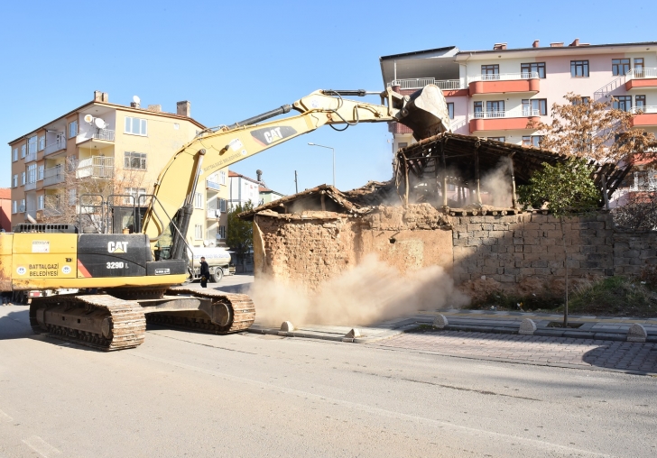 BATTALGAZİDEKİ METRUK BİNALAR TEK TEK YIKILIYOR