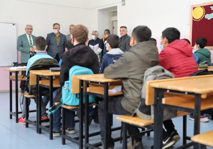 BATTALGAZİDEKİ ÖĞRENCİLERE EĞİTİM DESTEĞİ SÜRÜYOR