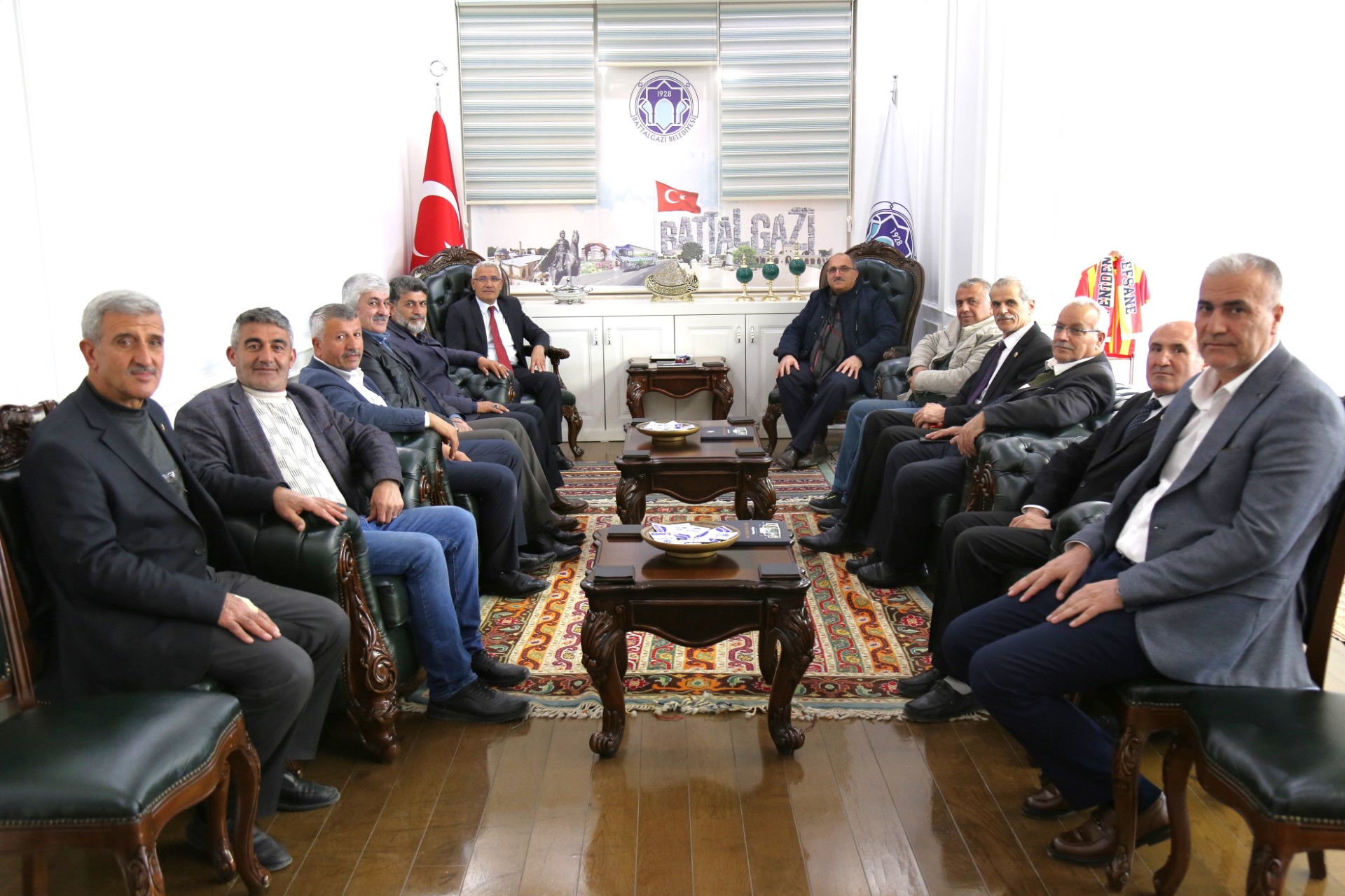 Battalgazi Muhtarlar Derneği’nden Başkan Güder’e Teşekkür Plaketi