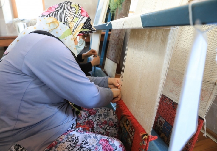 Battalgazili kadınlar Malatya motifli halılar dokuyor