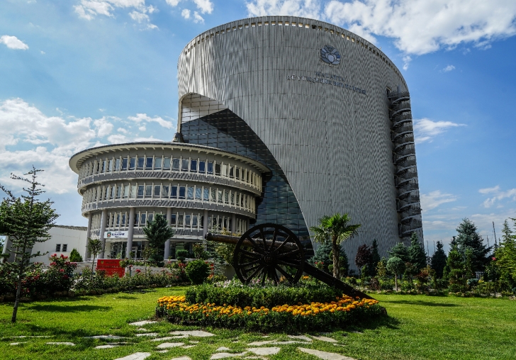 BELEDİYEYE AİT HİSSELERİN SATIŞIYLA HEM MÜLKİYET SORUNLARI GİDERİLİYOR HEM DE YAPI RUHSATLARININ ALIMI KOLAYLAŞTIRILIYOR