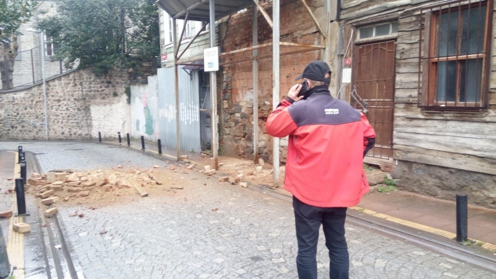 Beşiktaş´ta duvar çöktü
