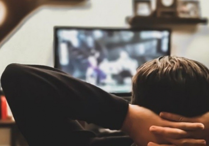 Bilim insanları televizyon bağımlılarını uyardı: Kan pıhtılaşması ölüme yol açabilir