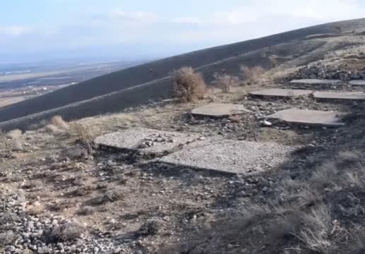 Bin 200 metre rakımdaki betonla kapatılan petrol kuyuları şaşırtıyor