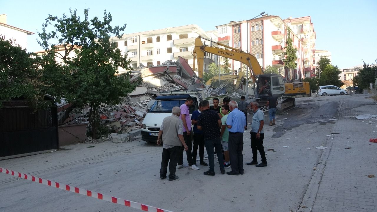 “Bina Çöktü, İş Makinesi Altında Kaldı" İhbarı Polisi Alarma Geçirdi