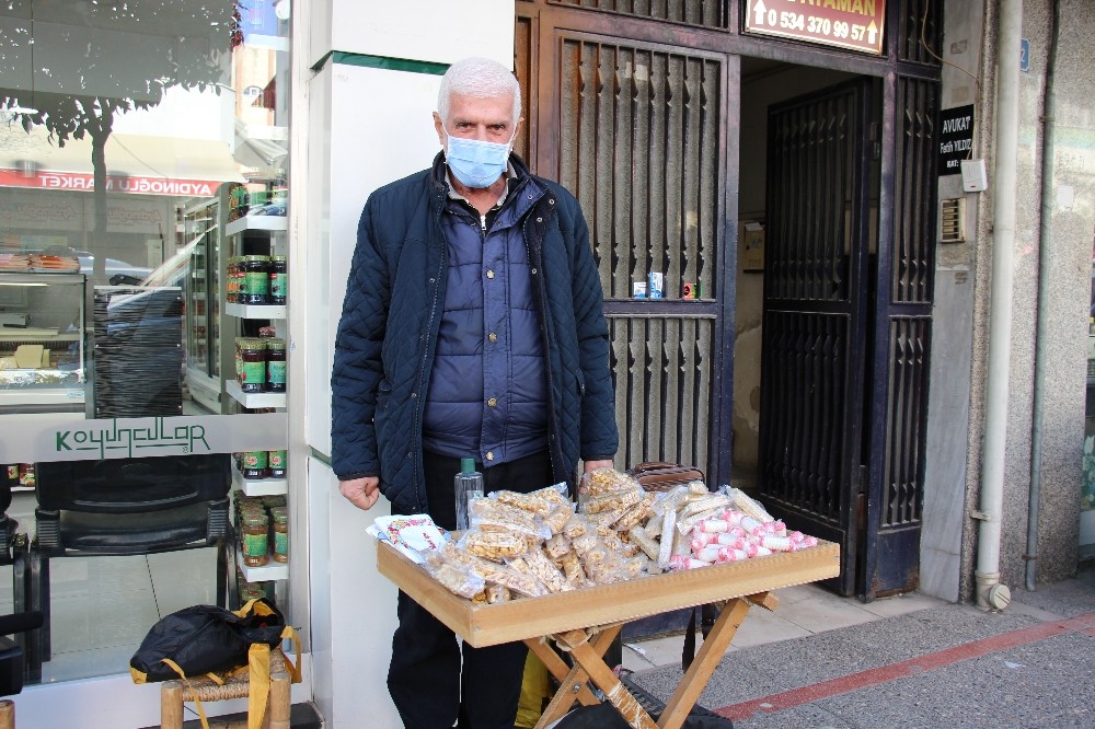 Bir metre karelik tezgah ile 4 çocuk yetiştirdi
