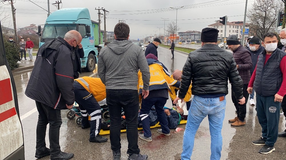 Bisikletiyle karşıya geçen adama otomobil çarptı
