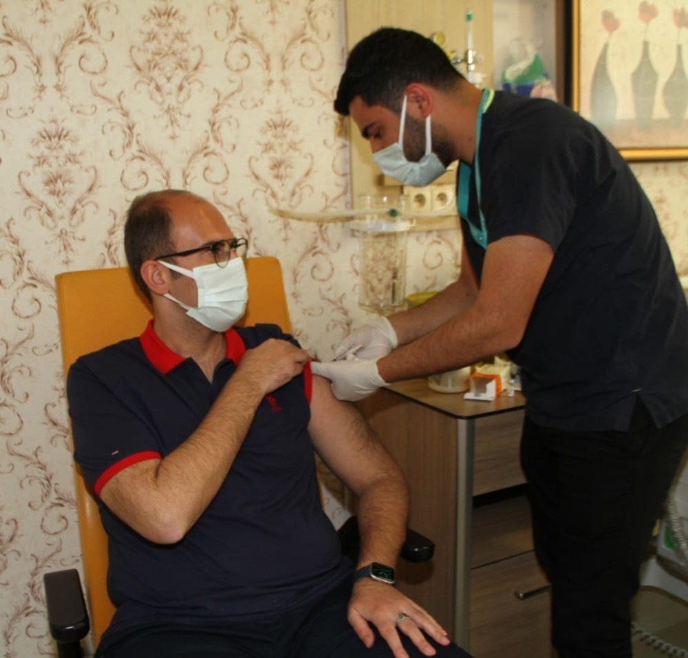Bismil Kaymakamı Türkmen ikinci doz korona virüs aşısı oldu
