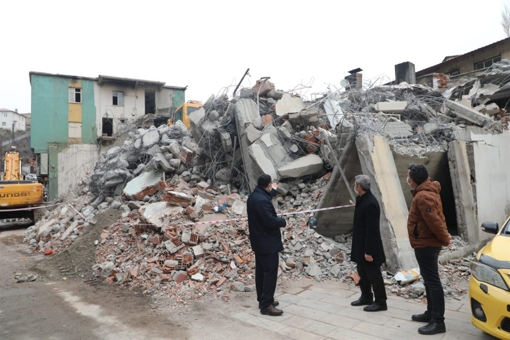 Bitlis Deresi´nin üstündeki iş yerlerinin yıkımı sürüyor
