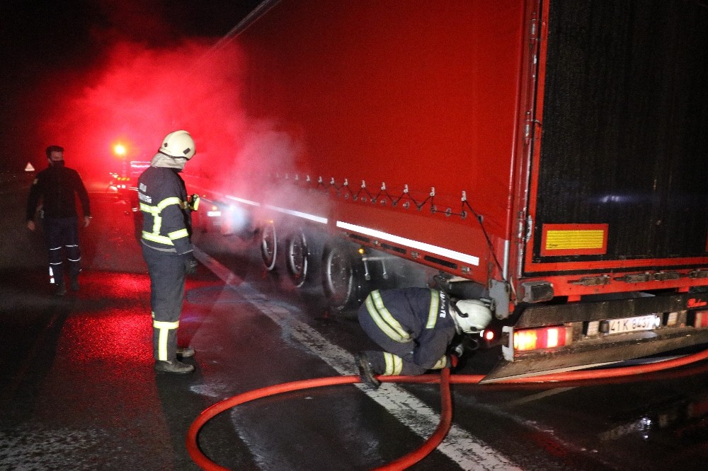 Bolu´da seyir halindeki tırın lastikleri yandı
