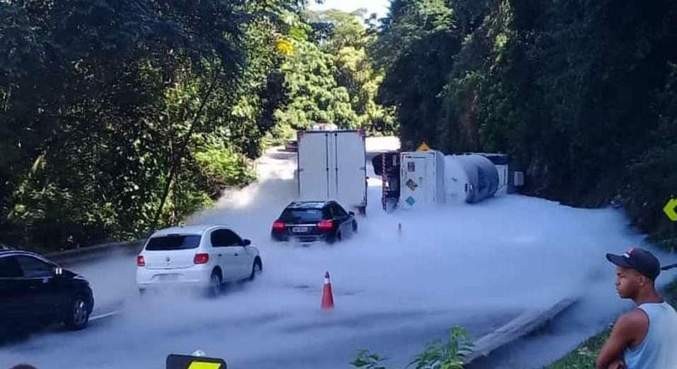 Brezilya´da tıbbi oksijen taşıyan tır devrildi
