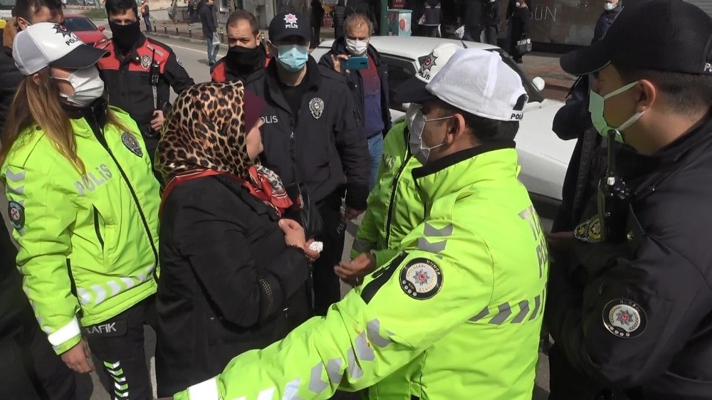 Bursa´da bankaya maskesiz alınmayan anne-kız ortalığı birbirine kattı
