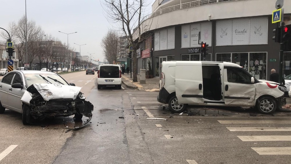Bursa´da iki otomobilin çarpıştı: 9 yaralı
