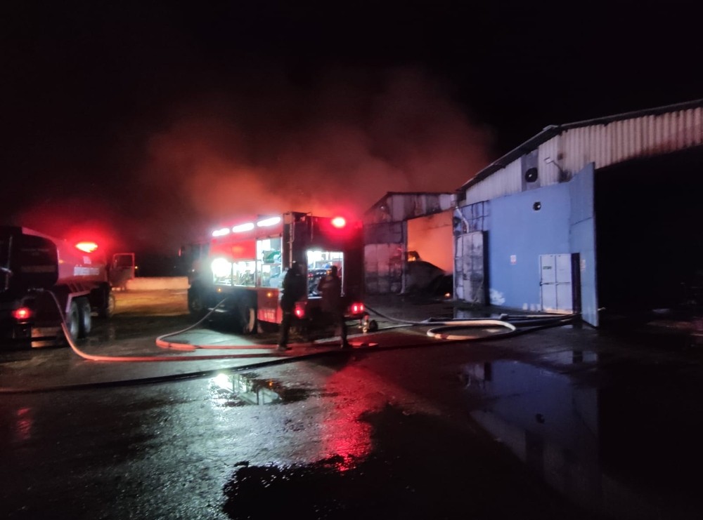 Bursa´daki karton fabrikası küle döndü
