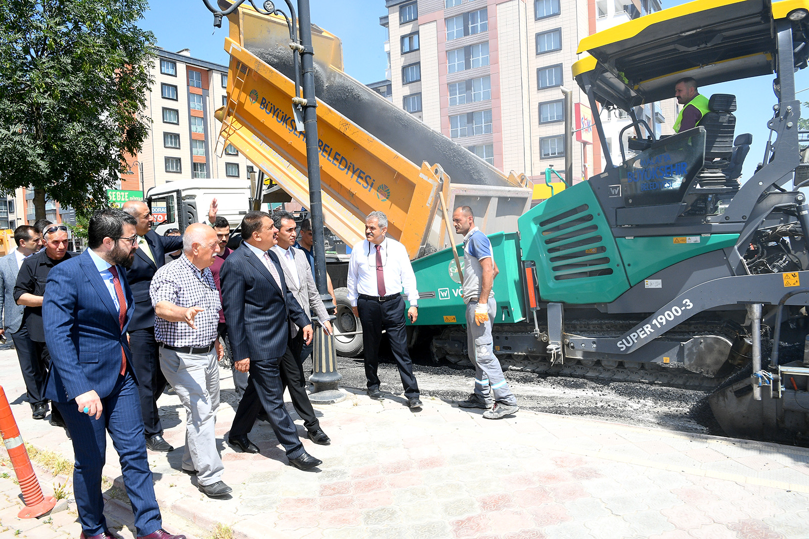BÜYÜKŞEHİR BELEDİYESİ ABDULKADİR ERİŞ CADDESİNİ BAŞTAN SONA YENİLEDİ