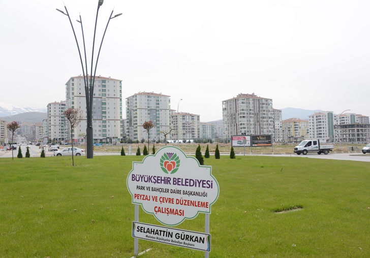 Büyükşehir Belediyesi Çiftlik Caddesinde 220 Fidan Dikti