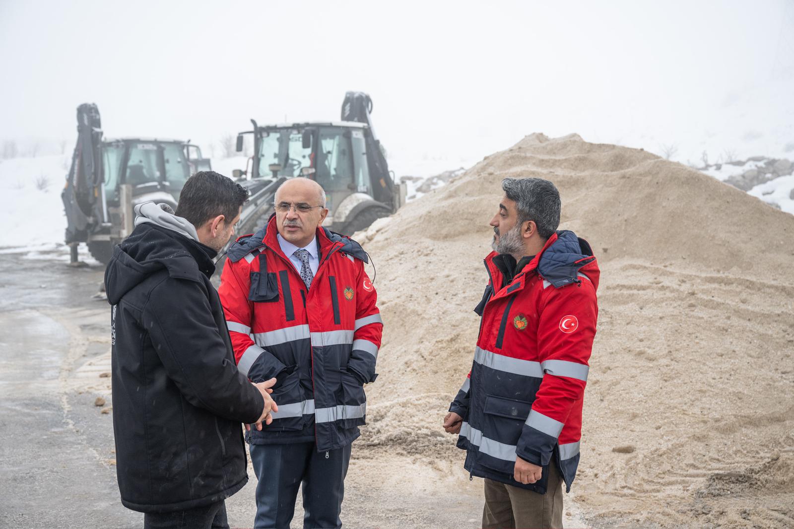 BÜYÜKŞEHİR BELEDİYESİ EKİPLERİ KARLA MÜCADELEDE 7/24 SAHADA