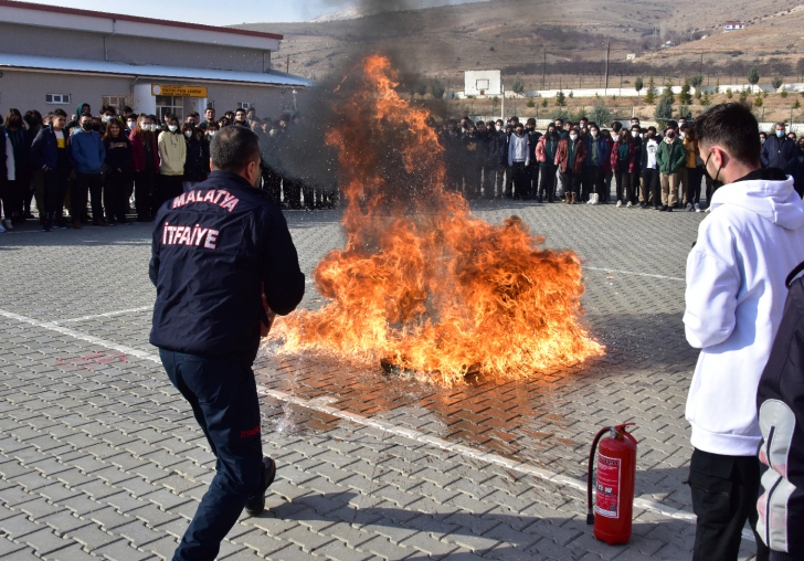 BÜYÜKŞEHİR BELEDİYESİ İTFAİYE DAİRE BAŞKANLIĞI 2022 YILINI EĞİTİM SEFERBERLİĞİ YILI İLAN ETTİ