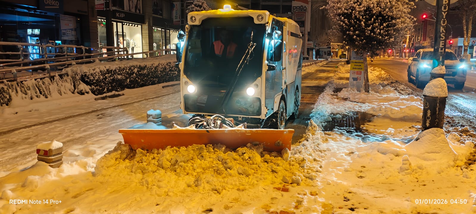 BÜYÜKŞEHİR BELEDİYESİ KAR’DAN KAPANAN  YOLLARI AÇMAYA DEVAM EDİYOR