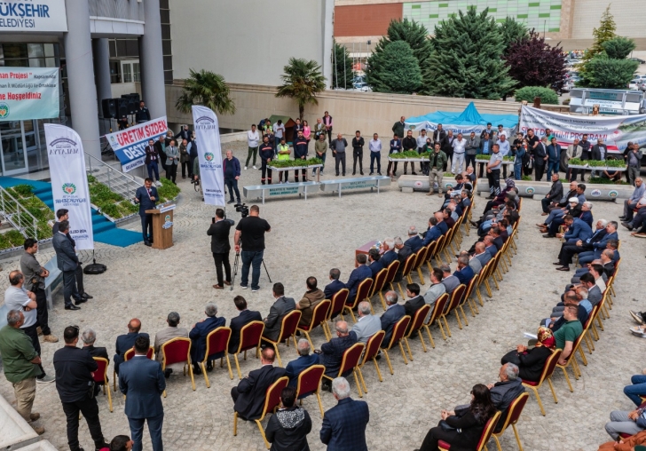Büyükşehir Belediyesi önü tarım şölenine sahne oluyor