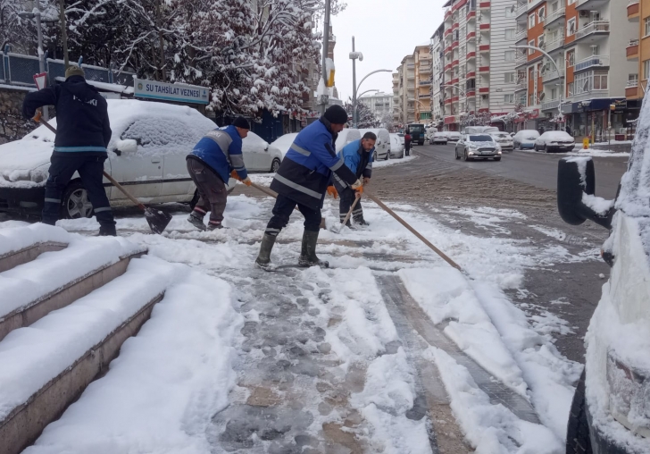 BÜYÜKŞEHİR BELEDİYESİNDEN KAR  MESAİSİ