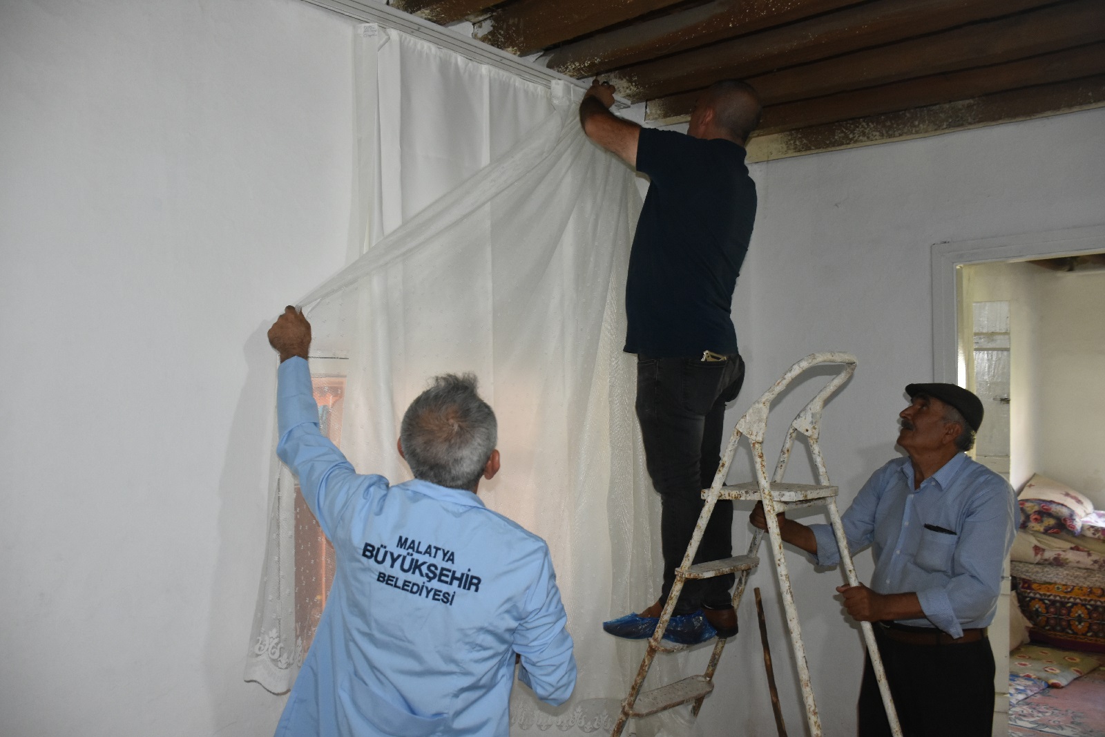 Büyükşehir İhtiyaç Sahibi Yaşlılara Hizmet VermeyeDevam Ediyor