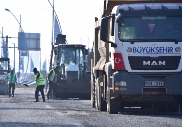 BÜYÜKŞEHİR KAR YAĞIŞI SONRASI YOLLARDA OLUŞAN  OLUMSUZLUKLARI GİDERİYOR