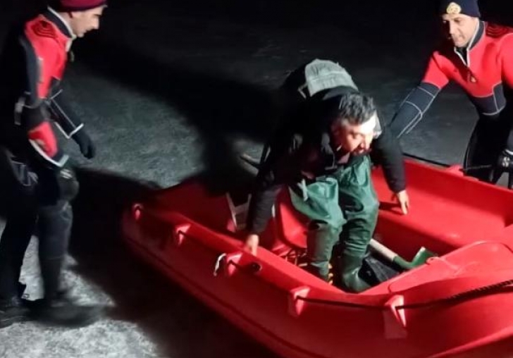 Buzlar çözülünce barajın ortasında mahsur kaldılar