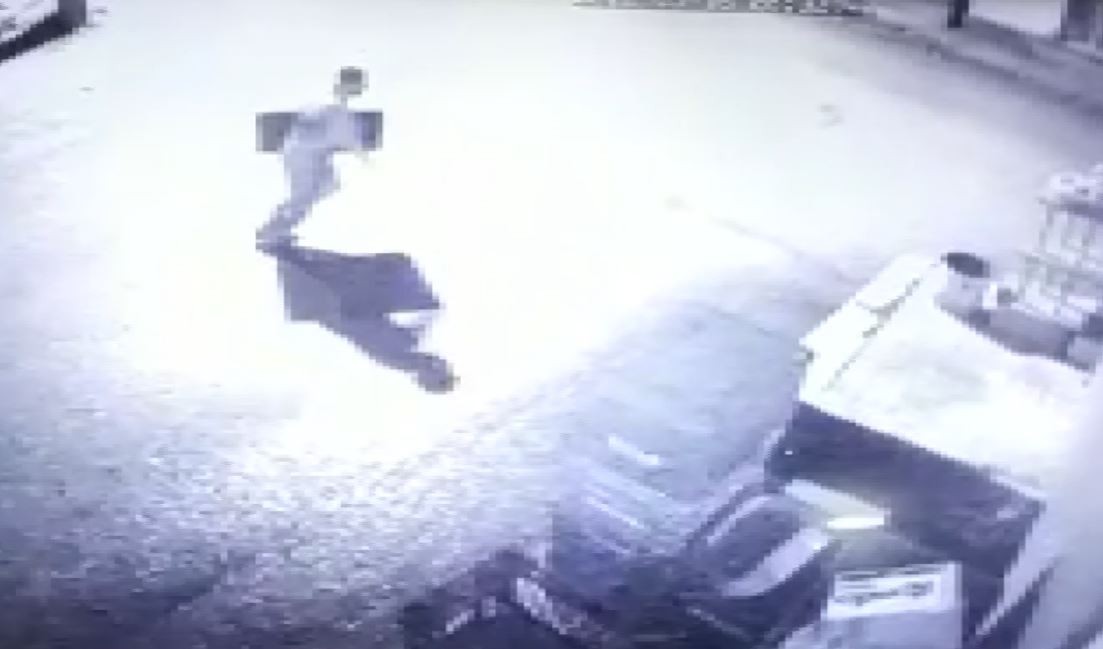 Çaldığı televizyonu böyle götürdü
