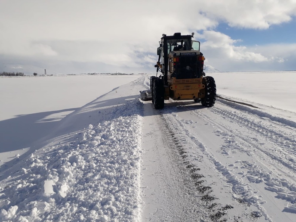 Çaldıran´da kapanan 100 mahalle yolu yeniden ulaşıma açılıyor

