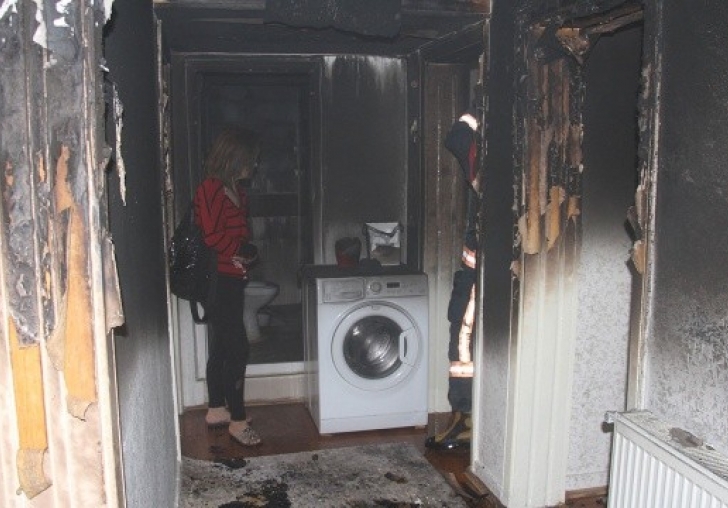 Canlarını zor kurtardılar: Yangını fark edip balkondan atladılar