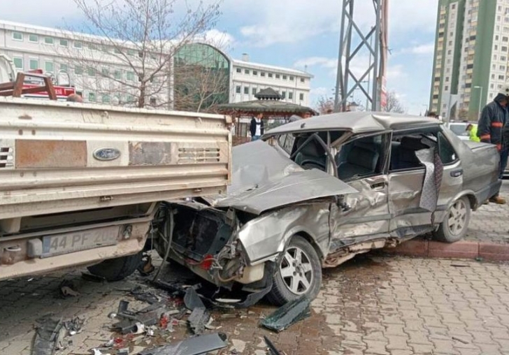 Çarpışıp Savruldular, 4 Araca Daha Hasar Verdiler